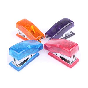 Mini engrapadora Office Depot. Tamaño compacto ideal para llevar en el bolso, mochila o estuche. Liviana y práctica. Compatible con grapas estándar. Ideal para uso escolar y portátil.