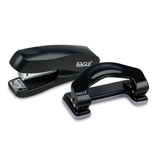 Set Eagle que incluye engrapadora y perforadora. Dos herramientas esenciales de oficina en un solo paquete. Construcción metálica resistente. Compatible con grapas estándar. Práctico para equipar escritorios.