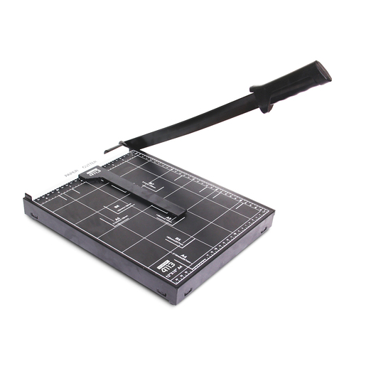 Guillotina Studmark de 12 x 10 pulgadas en color negro. Capacidad de corte de hasta 10 hojas simultáneamente. Base firme con guías de medición para cortes precisos y rectos. Cuchilla de acero inoxidable con protector de seguridad.