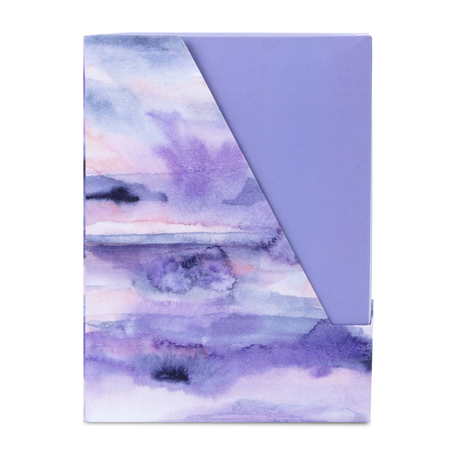 Set de notas y sobres CRE8 morado, 64 unidades. Incluye notas y sobres coordinados, perfectos para mensajes personales, notas de agradecimiento y correspondencia informal con estilo.