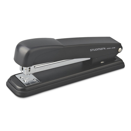 Engrapadora Studmark de tira completa, construcción metálica en color negro. Diseño robusto y duradero para uso intensivo en oficina. Capacidad de engrapado de tira completa para mayor eficiencia. Base antideslizante para mayor estabilidad.