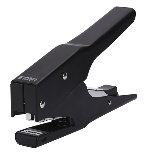 Engrapadora Eagle Force Saving en color negro, 1 unidad. Capacidad de 25 hojas. Sistema de ahorro de fuerza que reduce el esfuerzo de engrapado. Compatible con grapas #24/6 o #26/6. Construcción resistente.