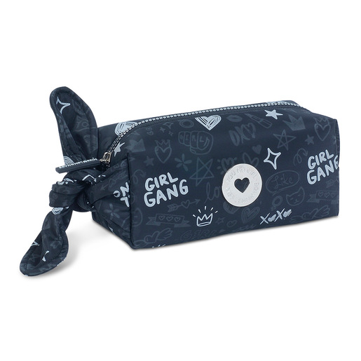 Estuche marca DKT para organizar lapices, boligrafos y utiles. Cierre seguro y diseno practico para llevar tu material en mochila o cartera.